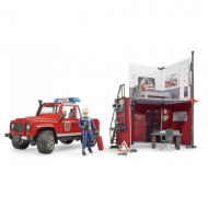 BRUDER tuletõrjedepoo koos Land Rover Defenderiga ja tuletõrjujaga, 62701